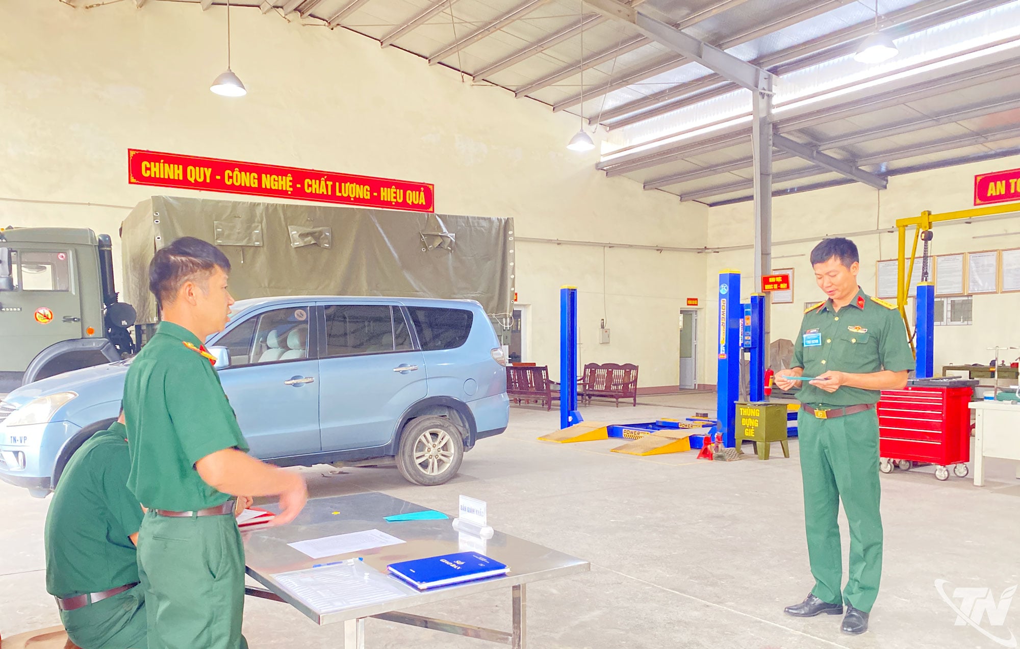 ກອງບັນຊາການທະຫານແຂວງກວດກາ ແລະ ຈັດການກັບບັນຫາດ້ານວິຊາການທີ່ກ່ຽວຂ້ອງກັບຄັນຮົ່ມໃຫ້ແກ່ພະນັກງານວິຊາການຢູ່ໜ່ວຍເປັນປະຈຳ.
