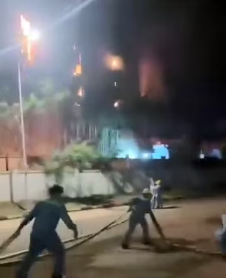 Cháy lớn tại nhà máy Tôn Hoa Sen ở TP Hồ Chí Minh - Ảnh 2.