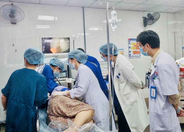 একজন বৃদ্ধার খাদ্যনালীতে হাড়ের একটি টুকরো বিদ্ধ হয়েছিল - ছবি ১। Cụ bà bị mảnh xương đâm xuyên thành thực quản- Ảnh 1.