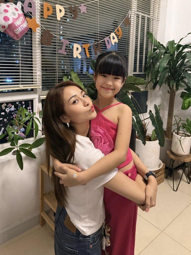 레 푸옹의 사랑스러운 7살 딸 - 사진 4. Con gái 7 tuổi đáng yêu của Lê Phương - Ảnh 4.