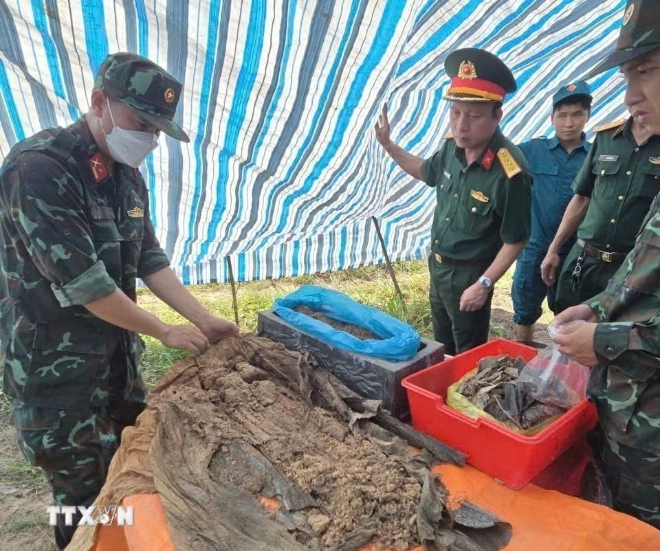 Cất bốc hài cốt liệt sỹ tại khu vực ấp Phú Bình, xã Thanh An, TP.HCM. (Ảnh: TTXVN phát)