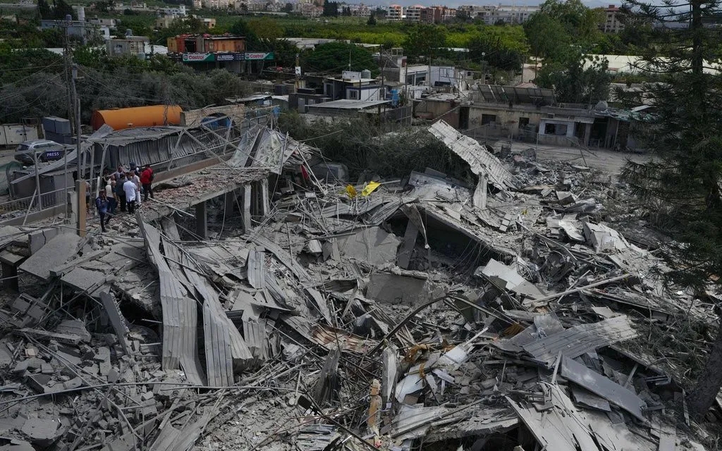 Une mosquée endommagée à proximité d'un centre médical du Hezbollah après une frappe aérienne israélienne dans le sud du Liban le 20 mai 2026. (Photo : AP) Một nhà thờ Hồi giáo bị hư hại cạnh trung tâm y tế Hezbollah sau cuộc không kích của Israel ở miền Nam Lebanon ngày 20/5/2026. (Ảnh: AP)