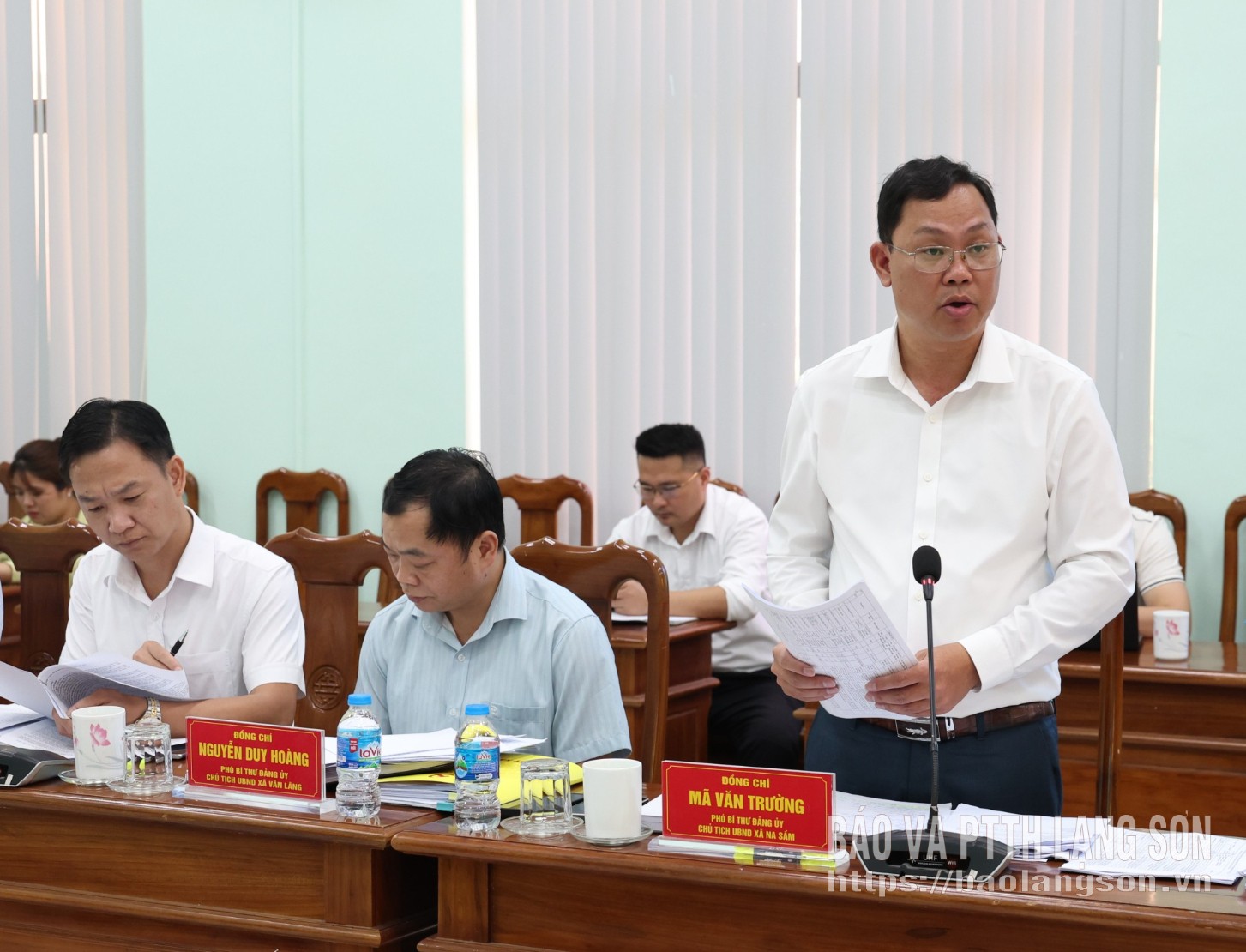 Lãnh đạo UBND xã Na Sầm báo cáo các nội dung tại buổi làm việc