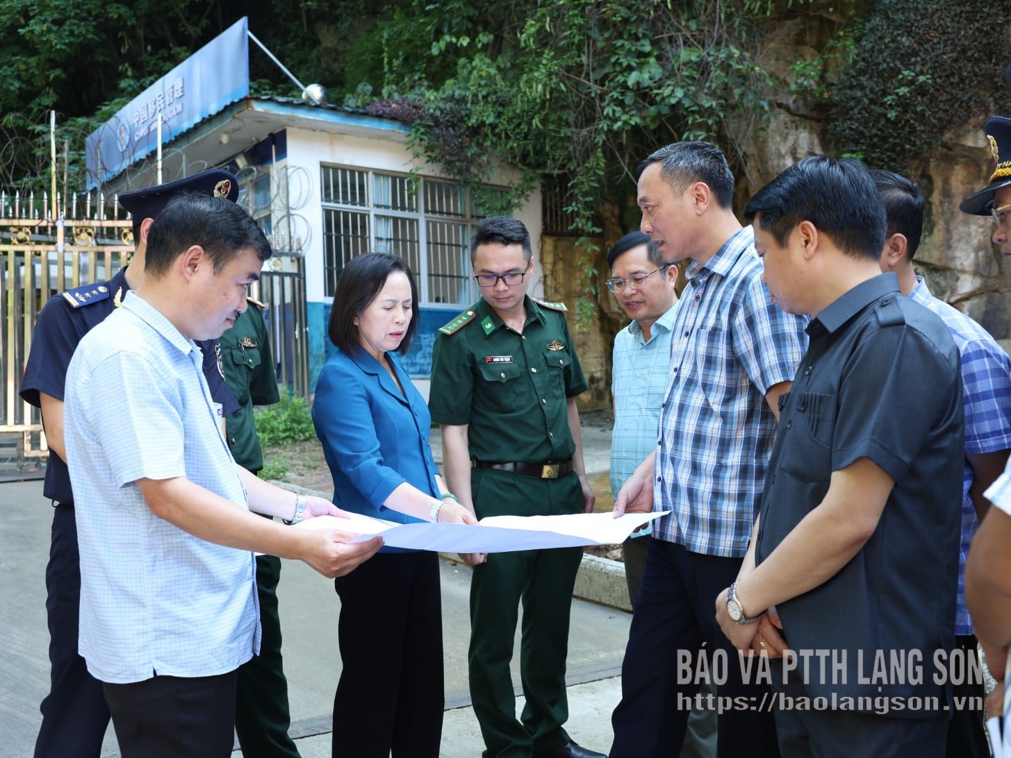 Tổ công tác số 2 khảo sát, kiểm tra thực tế hệ thống thoát nước tại khu vực Cửa khẩu Cốc Nam, xã Hoàng Văn Thụ