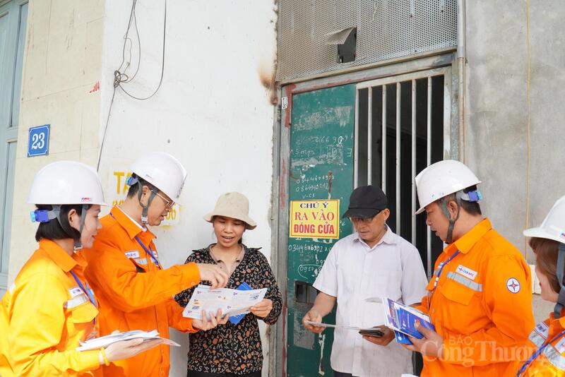Cán bộ, công nhân Đội Quản lý Điện lực khu vực Việt Yên (tỉnh Bắc Ninh) tuyên truyền tiết kiệm điện, an toàn điện tại khu nhà trọ gần Khu công nghiệp Vân Trung.
