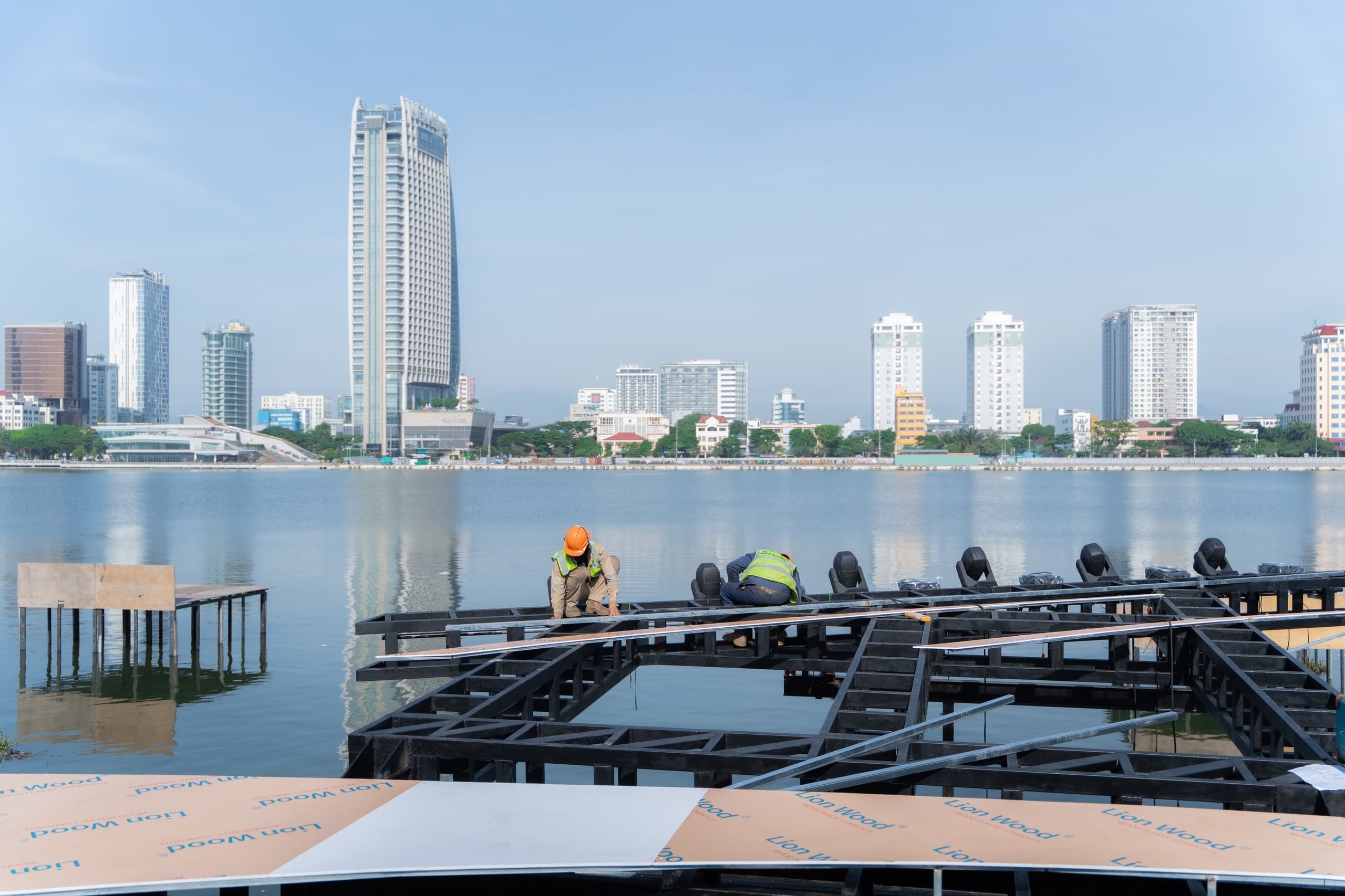 Cận cảnh sân khấu pháo hoa DIFF 2026 'siêu khủng' trước đêm khai mạc - Ảnh 1.