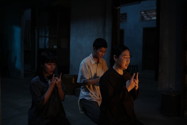 Lê Khánh hé lộ bí mật sau bàn thờ thật của gia chủ và những tín hiệu tâm linh đáng sợ trong quá trình quay ‘Ma Xó’ - Ảnh 2.