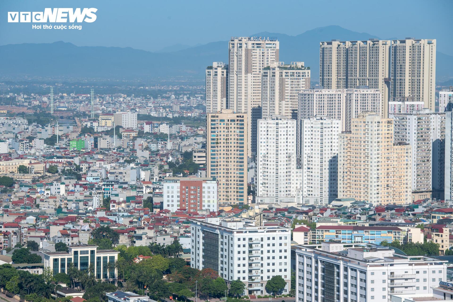 Người Hà Nội mặc áo mưa ra đường giữa trời nắng như đổ lửa - 1
