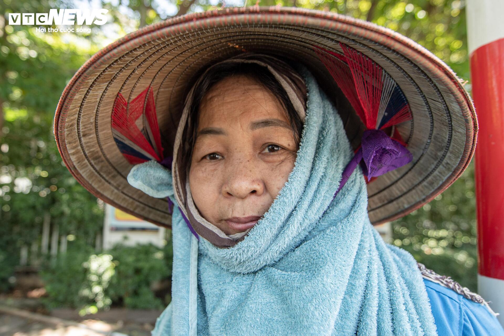 Người Hà Nội mặc áo mưa ra đường giữa trời nắng như đổ lửa - 14