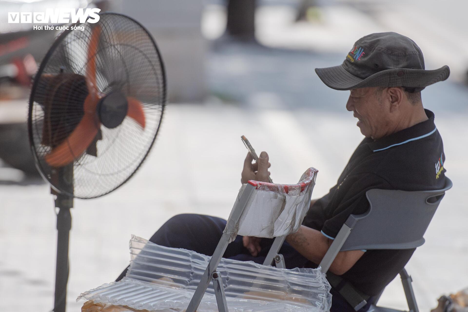Người Hà Nội mặc áo mưa ra đường giữa trời nắng như đổ lửa - 18