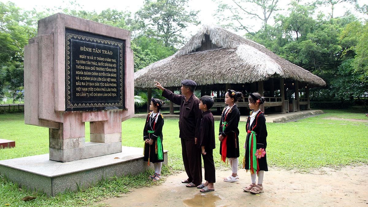 তান ত্রাও-এর পর্যটন খাতে অন্তর্নিহিত সম্ভাবনার উন্মোচন এবং যুগান্তকারী সাফল্য অর্জন। Xã Tân Trào phát huy giá trị các di tích lịch sử gắn với phát triển du lịch.