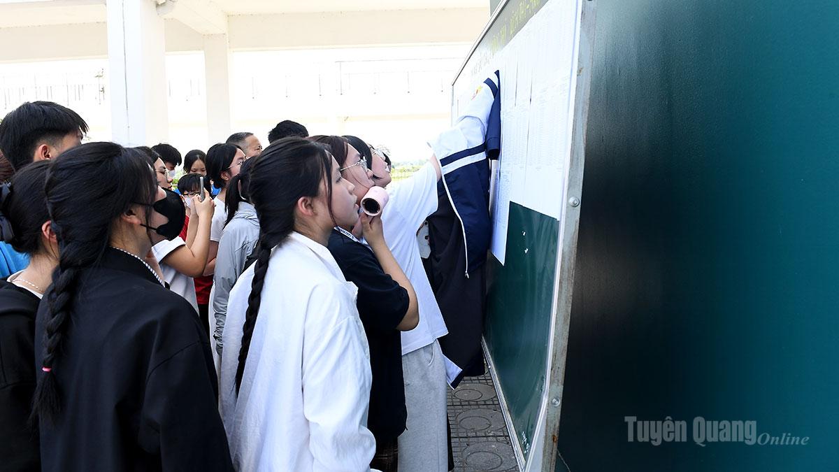 Los candidatos que vayan a realizar el examen de ingreso al décimo grado en la Escuela Secundaria Especializada Tuyen Quang deberán comprobar su información antes de entrar en la sala de examen para completar los trámites de inscripción.