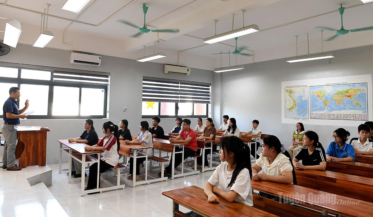El supervisor explicó las normas del examen a los candidatos.