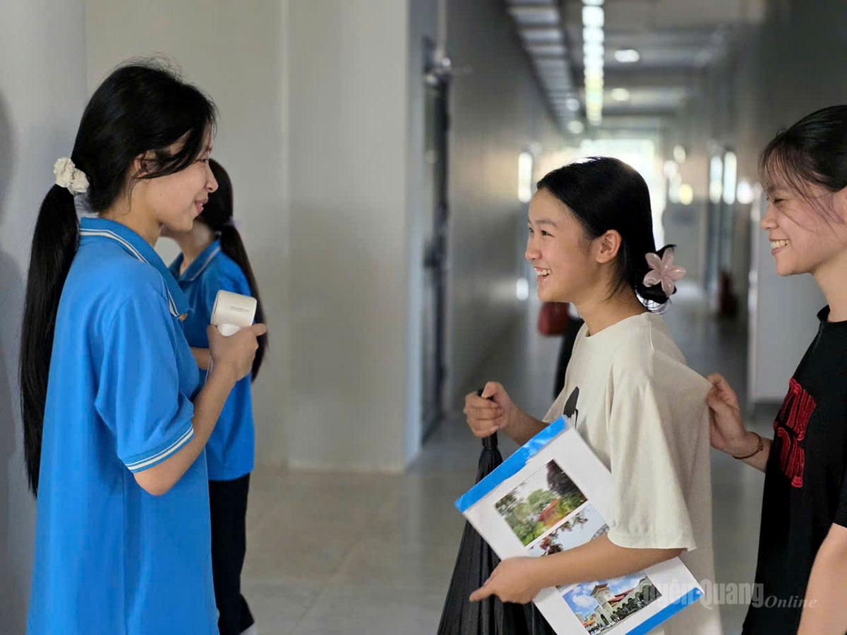 Voluntarios del instituto especializado Tuyen Quang animaron y guiaron a los candidatos que participaron en el examen.