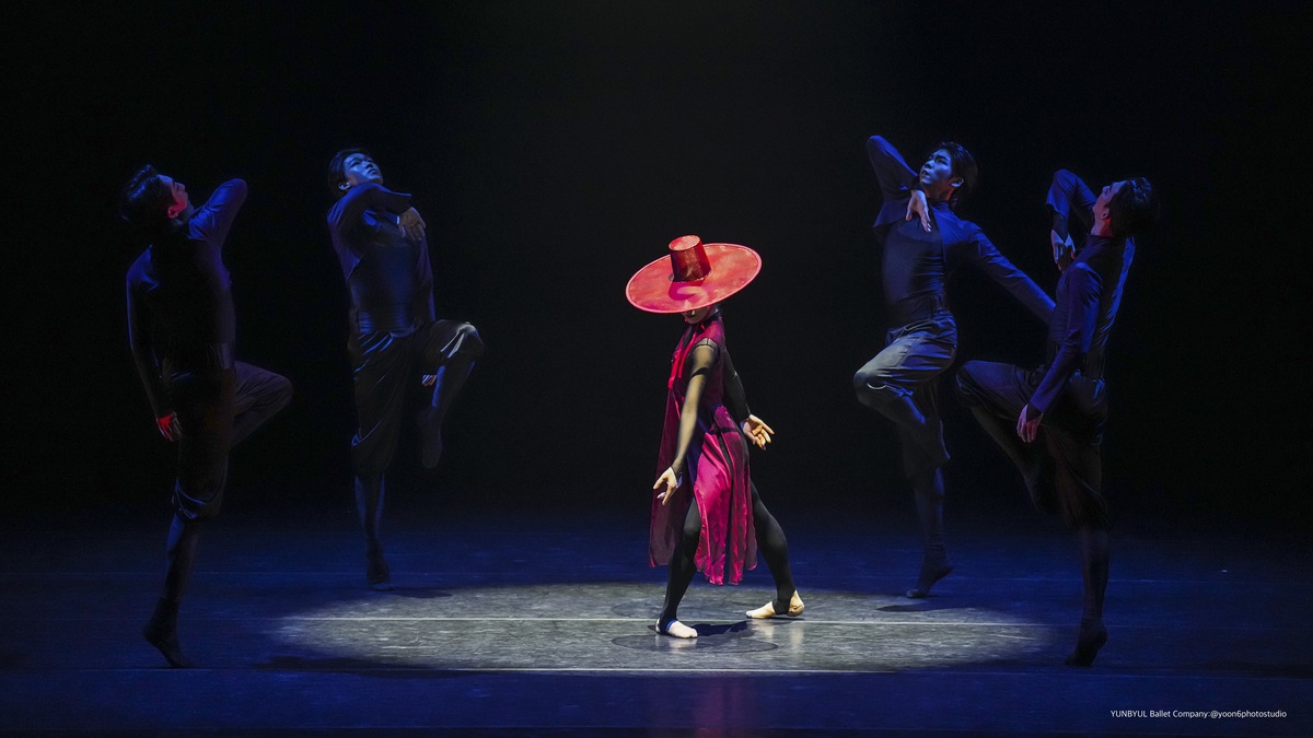 Satu babak daripada balet kontemporari Cảnh trong vở ballet đương đại