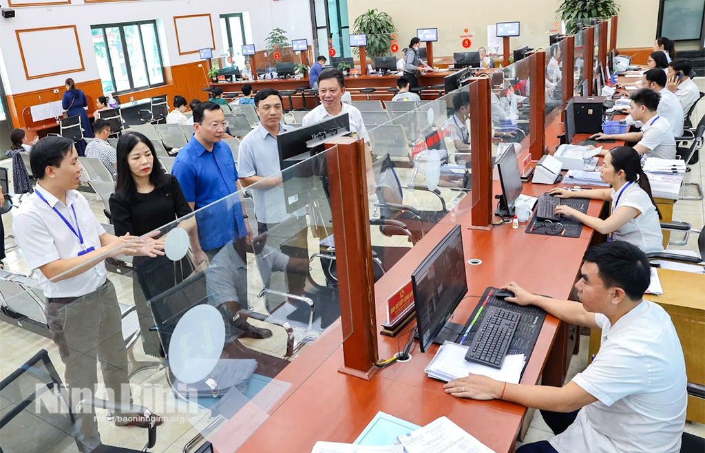 Đoàn khảo sát thực tế tại Trung tâm Phục vụ hành chính công phường Hoa Lư.