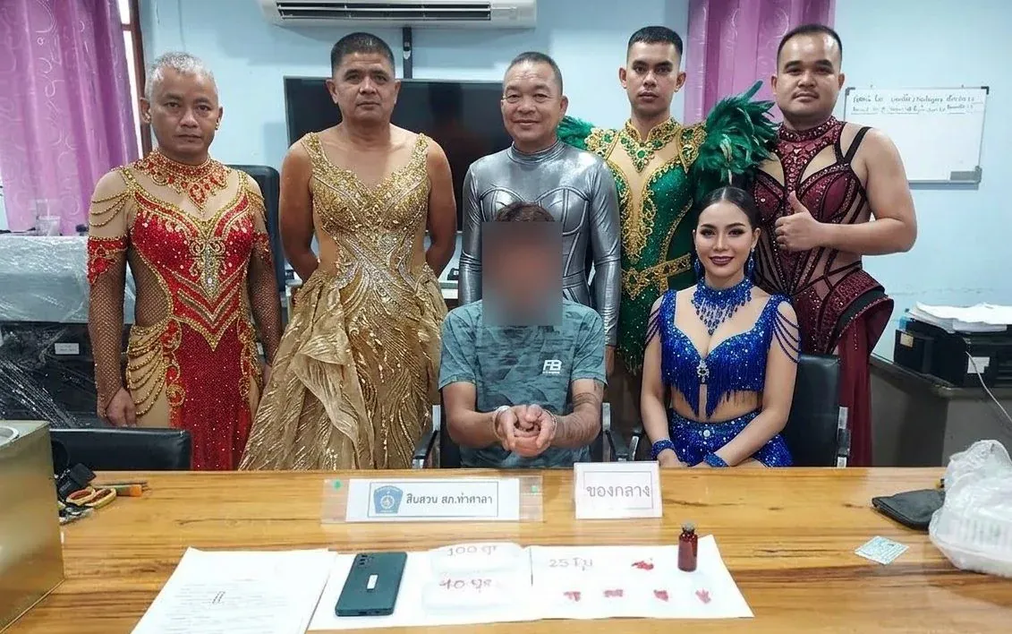 Thajská policie se převlékla za tanečníky, aby rozbila gang obchodující s drogami - Foto 1. Cảnh sát Thái Lan giả trang vũ nữ để triệt phá đường dây ma túy- Ảnh 1.