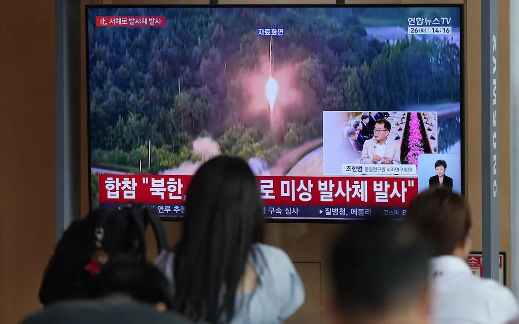 Màn hình tại ga Seoul đưa tin về vụ phóng tên lửa của Triều Tiên ngày 26/5/2026. (Ảnh: AP)