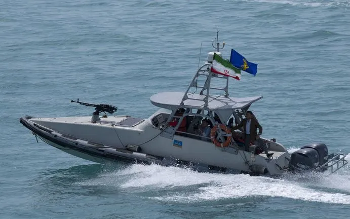 Rychlé čluny íránských Islámských revolučních gard v Perském zálivu (Foto: NurPhoto/Getty) Xuồng cao tốc của Lực lượng Vệ binh Cách mạng Hồi giáo Iran ở Vịnh Ba Tư (Ảnh: NurPhoto/Getty)