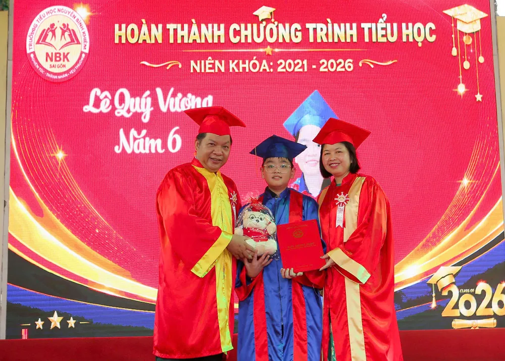 Hiệu trưởng Trường Tiểu học Nguyễn Bỉnh Khiêm (ngoài cùng bên phải) trao chứng nhận hoàn thành chương trình tiểu học cho học sinh lớp 5