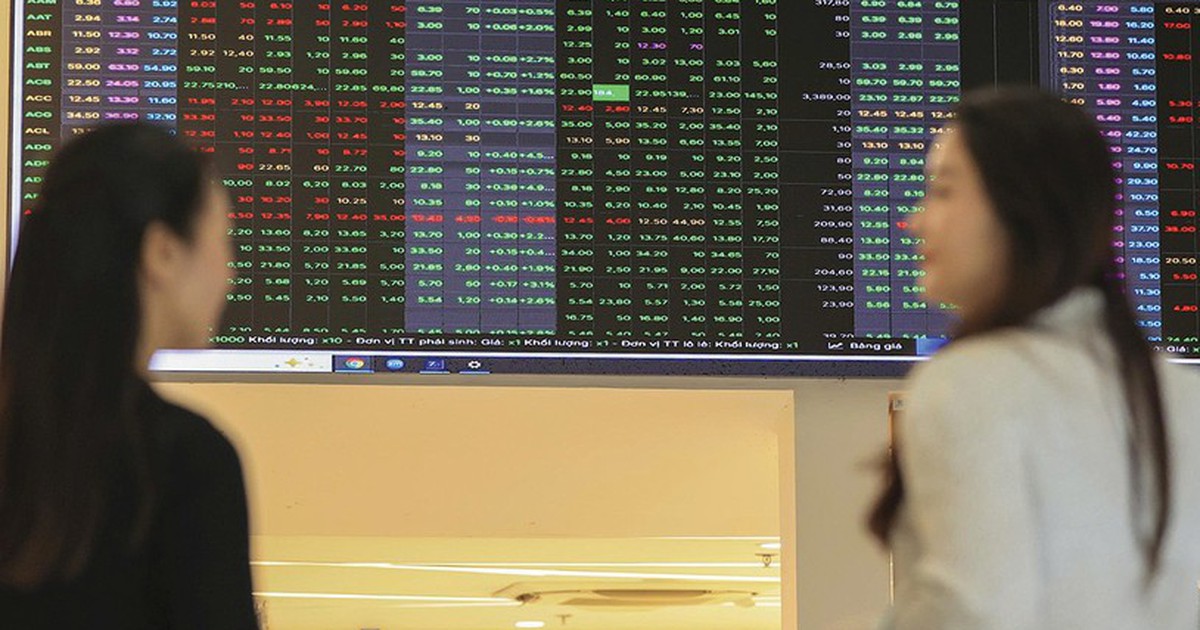 De aandelen van ACB en PDR stegen fors, met actieve handel ondanks een lichte daling van de VN-index