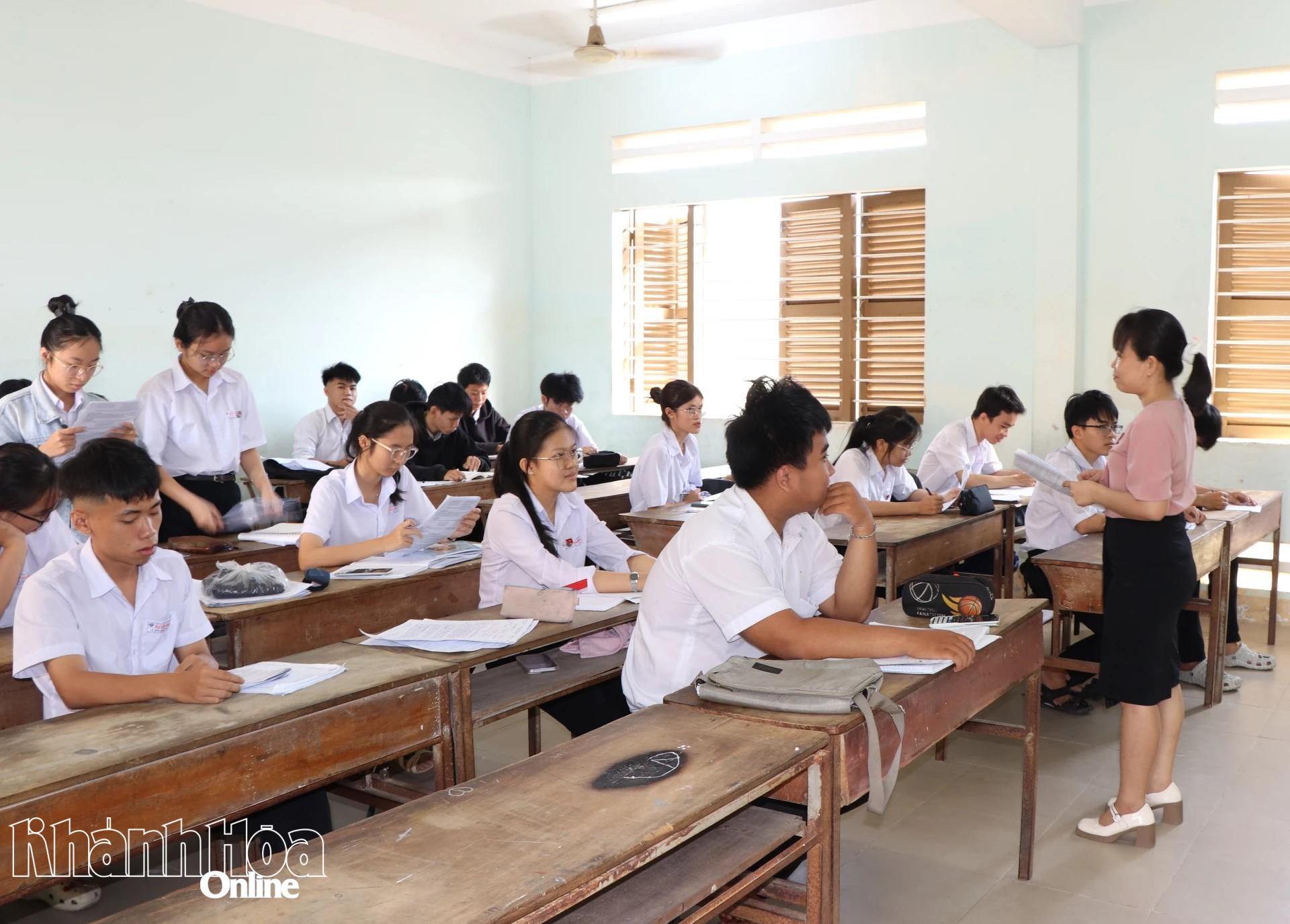 Die Schüler der 12. Klasse der Nguyen Thai Hoc High School (Gemeinde Dien Tho) wiederholen und bereiten sich auf die Abiturprüfung vor.