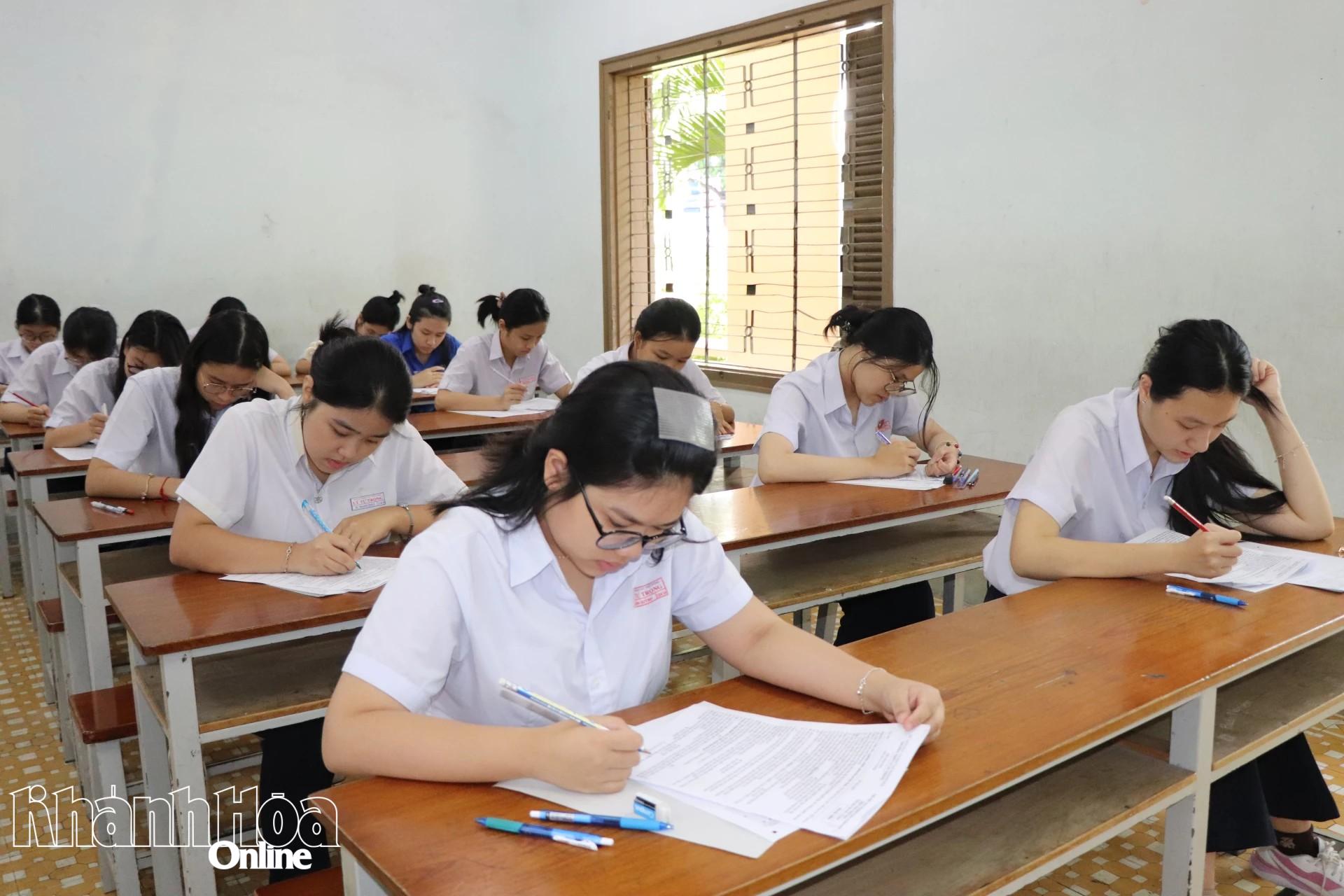 Schüler der 12. Klasse der Ly Tu Trong High School (Stadtteil Nha Trang) nehmen an einer simulierten Abiturprüfung teil.