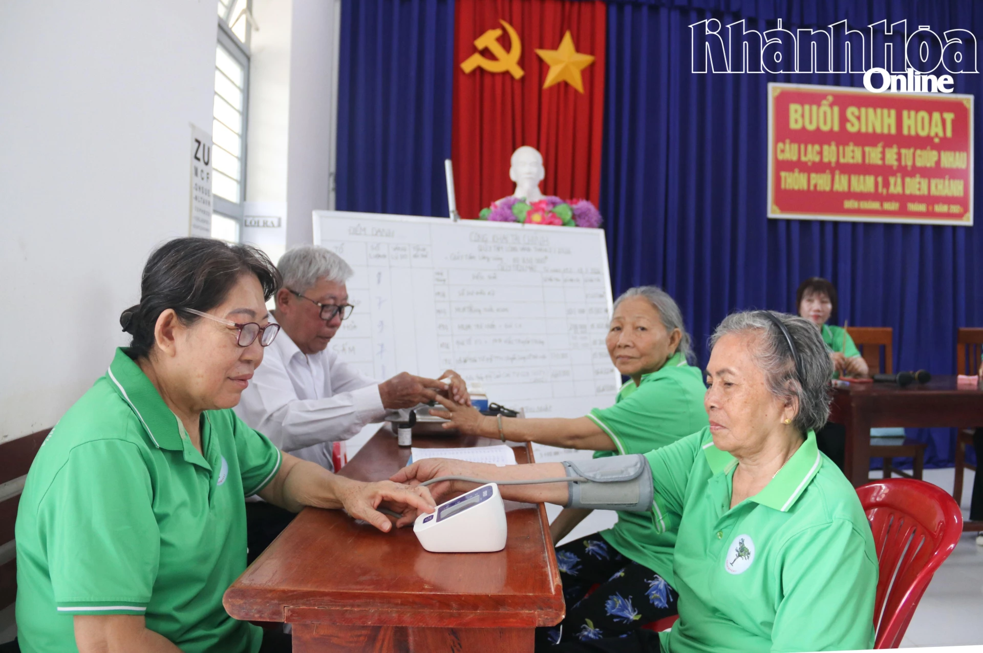 Thành viên Câu lạc bộ Liên thế hệ tự giúp nhau thôn Phú Ân Nam 1 được thăm khám sức khỏe.