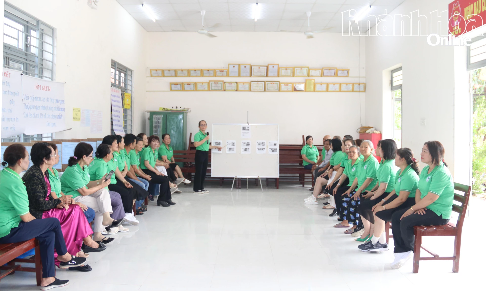 Câu lạc bộ Liên thế hệ tự giúp nhau tổ chức hoạt động truyền thông.