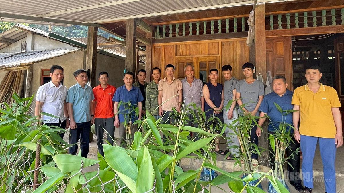 Hội Nông dân xã Kiên Đài tặng cây tre giống cho nông dân thôn Khau Tàm.