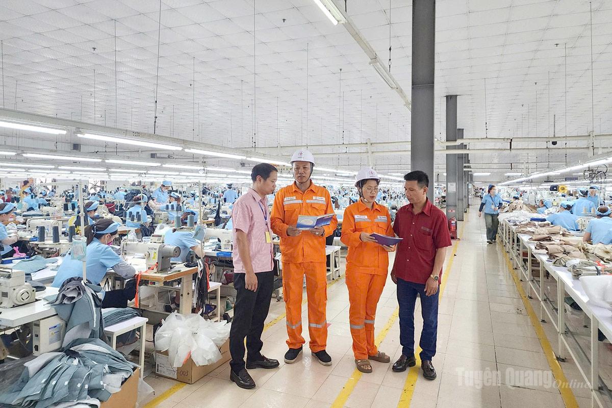 Tuyen Quang Power Company meningkatkan upaya untuk mengedukasi warga dan pelaku bisnis tentang penghematan listrik.