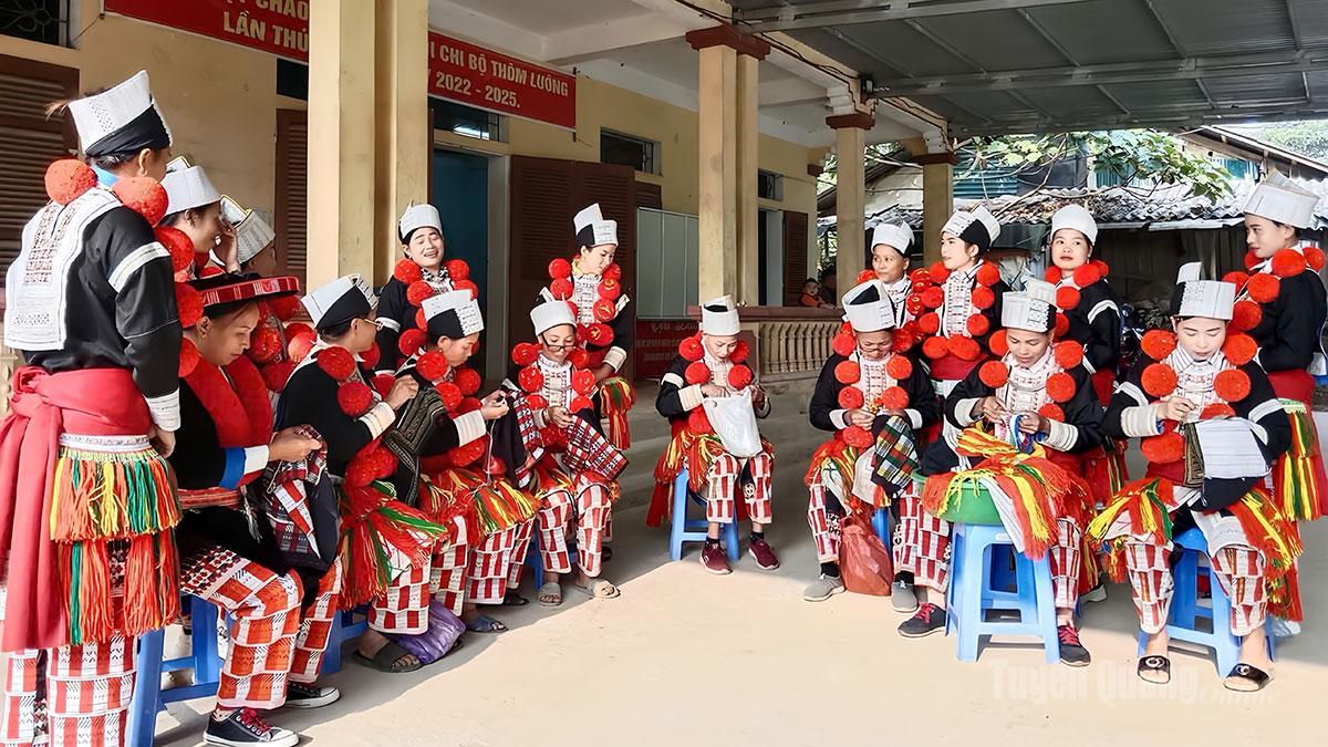 I membri del Club di ricamo del villaggio di Thôm Luông ricamano insieme, scambiandosi esperienze sulla conservazione dell'artigianato tradizionale.