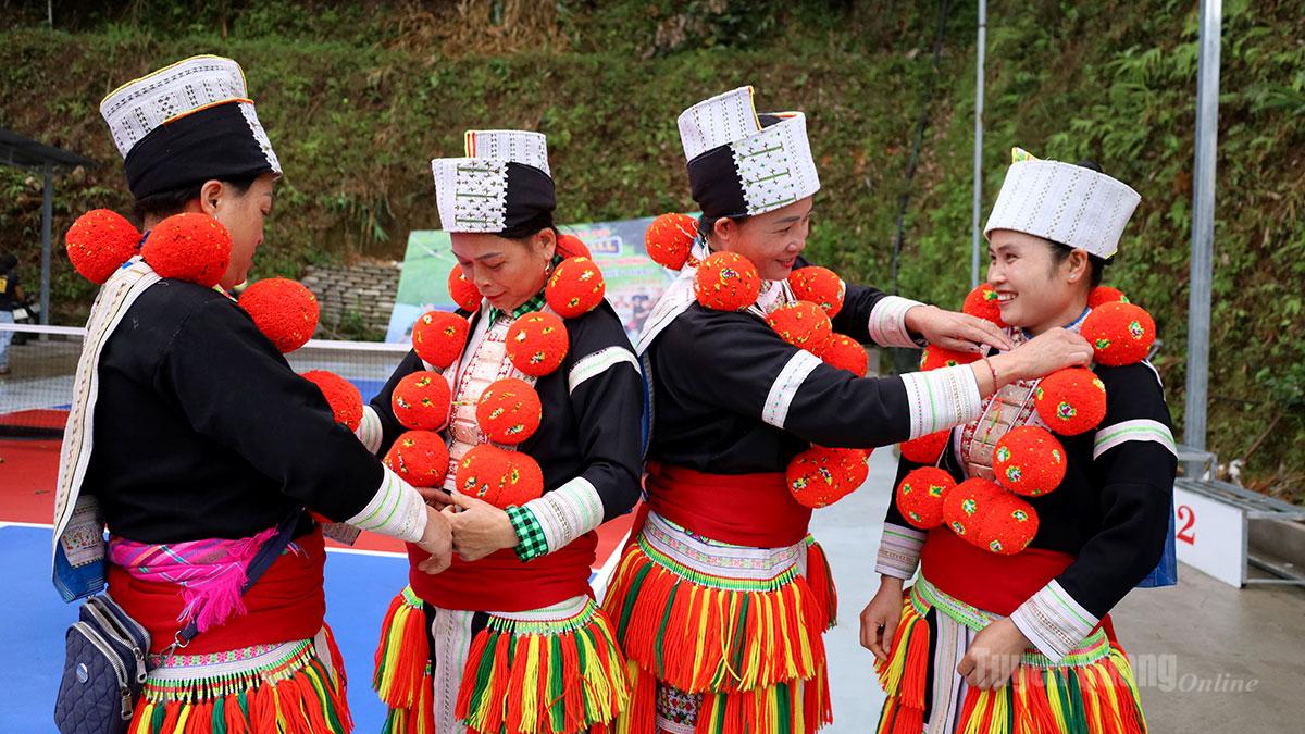 Nel villaggio di Thom Luong, le donne della tribù Red Dao indossano abiti tradizionali durante le festività, i festival e le celebrazioni del villaggio.