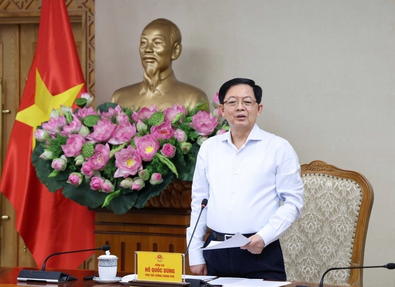 ホー・クオック・ズン副首相は、決議第18-NQ/TW号の見直しと土地法の改正は特に重要であり、社会経済生活のあらゆる側面に大きな影響を与えると強調した。 - 写真:VGP/Gia Huy。 Phó Thủ tướng Hồ Quốc Dũng nhấn mạnh, việc sơ kết Nghị quyết số 18-NQ/TW và sửa đổi Luật Đất đai có ý nghĩa đặc biệt quan trọng, tác động sâu rộng đến mọi mặt đời sống kinh tế - xã hội - Ảnh: VGP/Gia Huy.