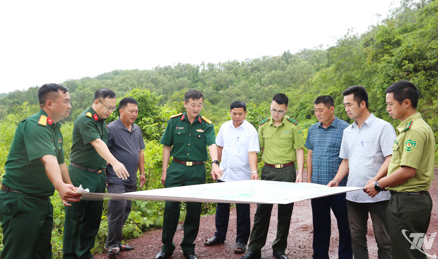 ผู้เข้าร่วมอบรมหลักสูตรการจัดการ การดูแล การปกป้อง และการพัฒนาป่าไม้ ได้แลกเปลี่ยนความคิดเห็นกันที่สนามยิงปืน TB1 เพื่อนำเนื้อหาการอบรมไปใช้ในทางปฏิบัติ