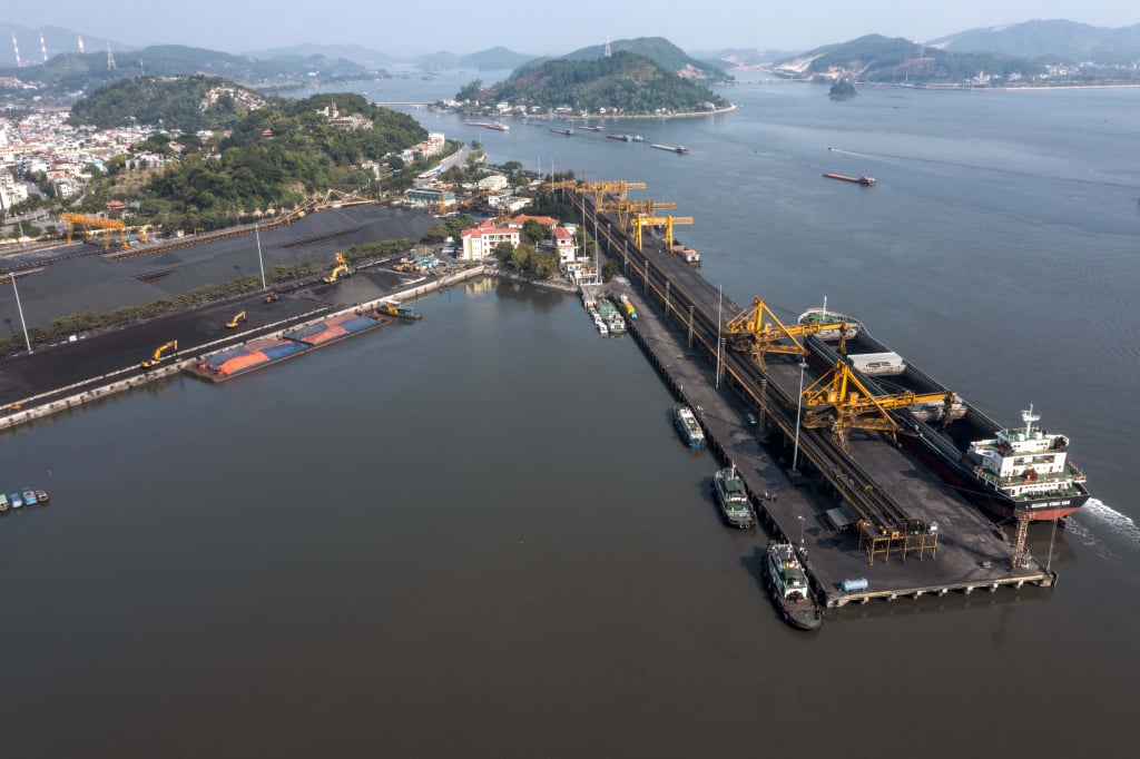 Ships enter the port to load coal at Cua Ong Coal Sorting Company. Photo: Duong Phuong Dai
