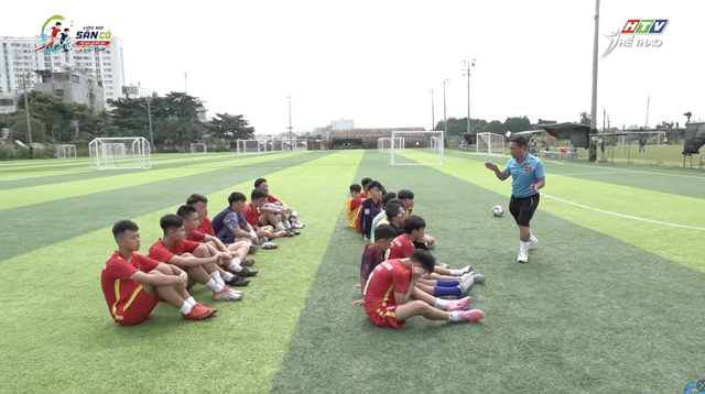 Mùa hè bắt đầu từ sân cỏ xanh - Ảnh 2.