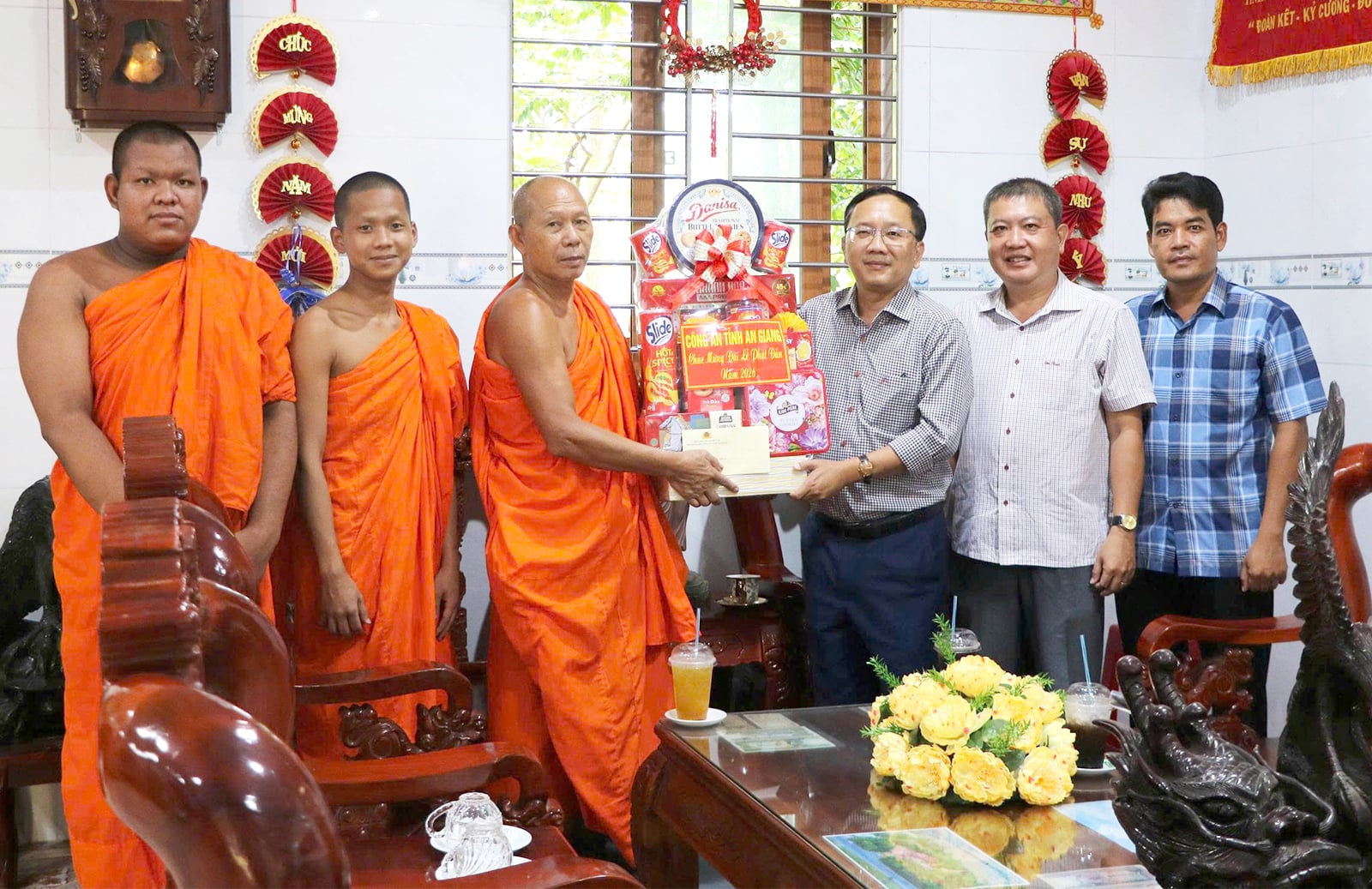 La polizia provinciale di An Giang si congratula per la celebrazione del compleanno di Buddha del 2026.