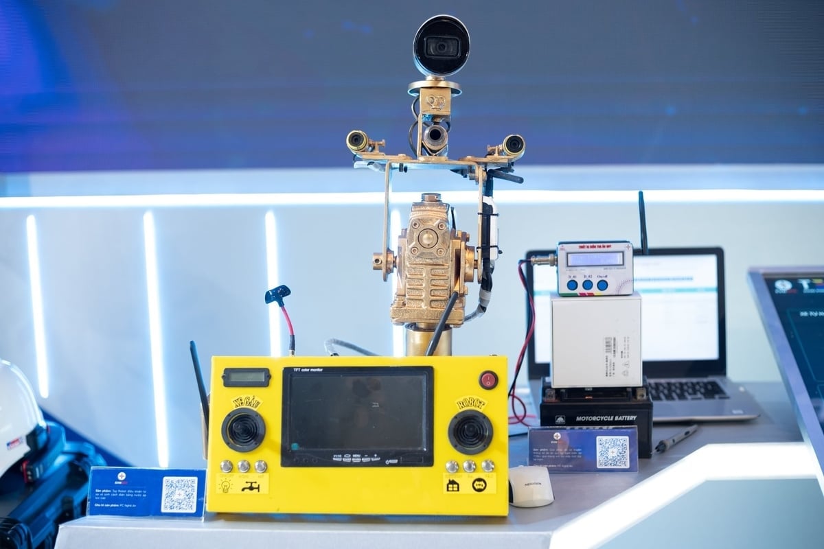 Le iniziative scientifiche e tecnologiche, frutto di ricerche basate sull'esperienza pratica, stanno apportando benefici concreti alla produzione, alle attività aziendali e alla gestione della rete elettrica. Foto: EVNNPC. Các sáng kiến khoa học công nghệ được nghiên cứu từ thực tiễn đang mang lại hiệu quả thiết thực cho hoạt động sản xuất kinh doanh và quản lý vận hành lưới điện. Ảnh: EVNNPC.