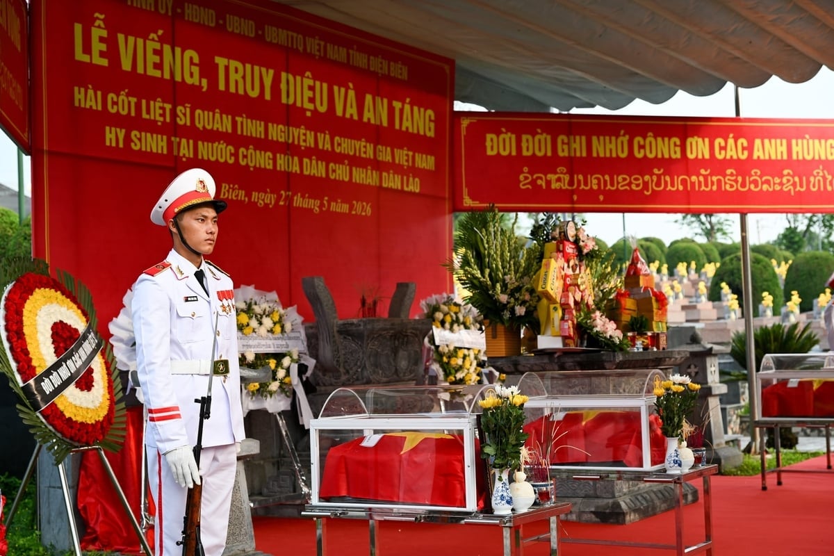 Lễ truy điệu và an táng 8 hài cốt liệt sĩ quân tình nguyện, chuyên gia Việt Nam hy sinh tại Lào được tổ chức trang nghiêm tại Nghĩa trang liệt sĩ Tông Khao, tỉnh Điện Biên. Ảnh: An Nhiên.