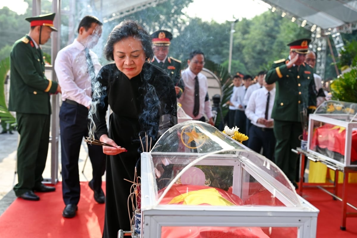 Phó Thủ tướng Phạm Thị Thanh Trà dâng hương tưởng niệm các liệt sĩ quân tình nguyện, chuyên gia Việt Nam hy sinh tại Lào trong lễ truy điệu và an táng tại Nghĩa trang liệt sĩ Tông Khao, Điện Biên. Ảnh: An Nhiên.