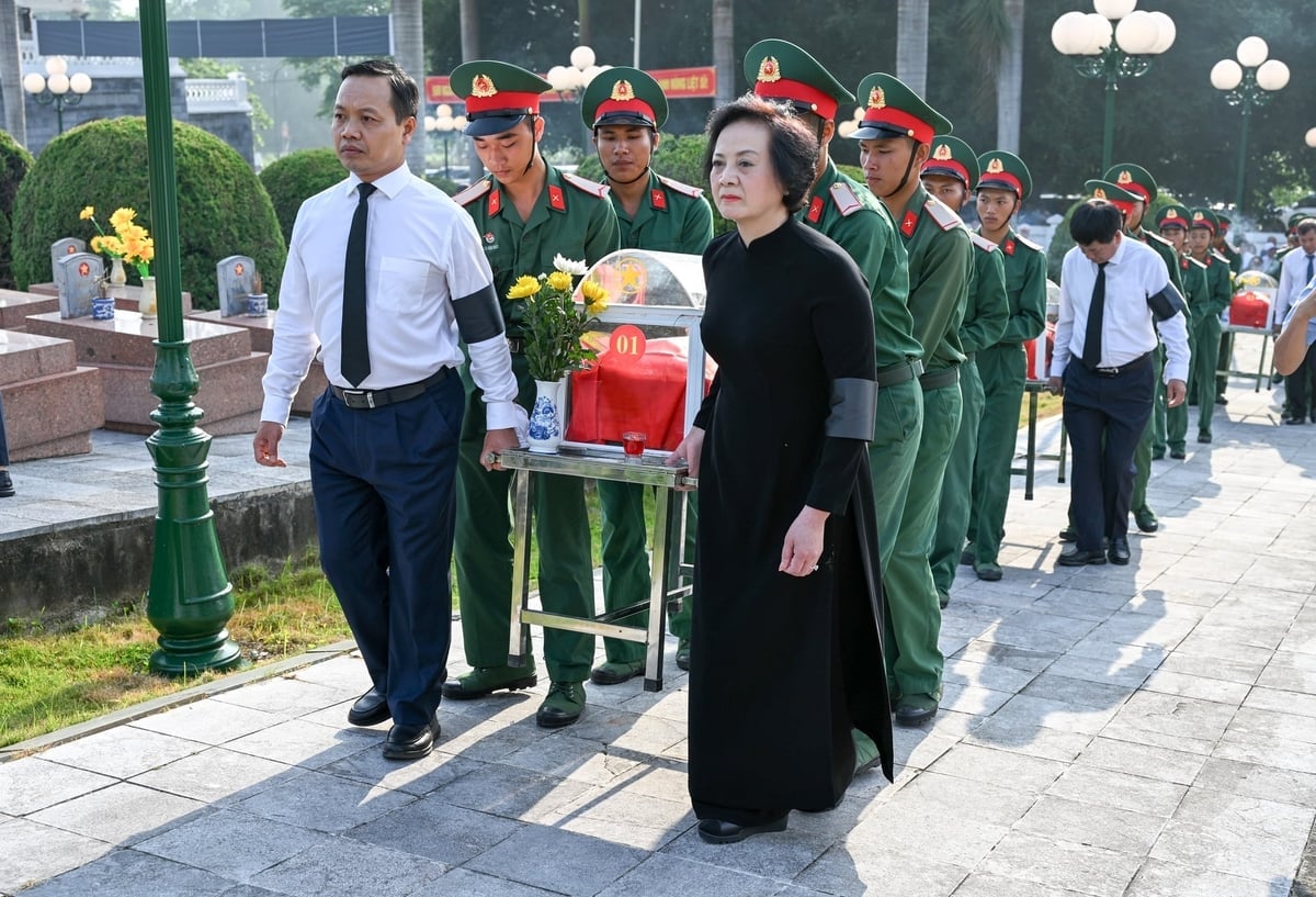 Phó Thủ tướng Phạm Thị Thanh Trà và Bí thư Tỉnh ủy Điện Biên Trần Tiến Dũng cùng lực lượng quân đội di chuyển linh cữu liệt sĩ về nơi an táng tại Nghĩa trang liệt sĩ Tông Khao. Ảnh: An Nhiên.