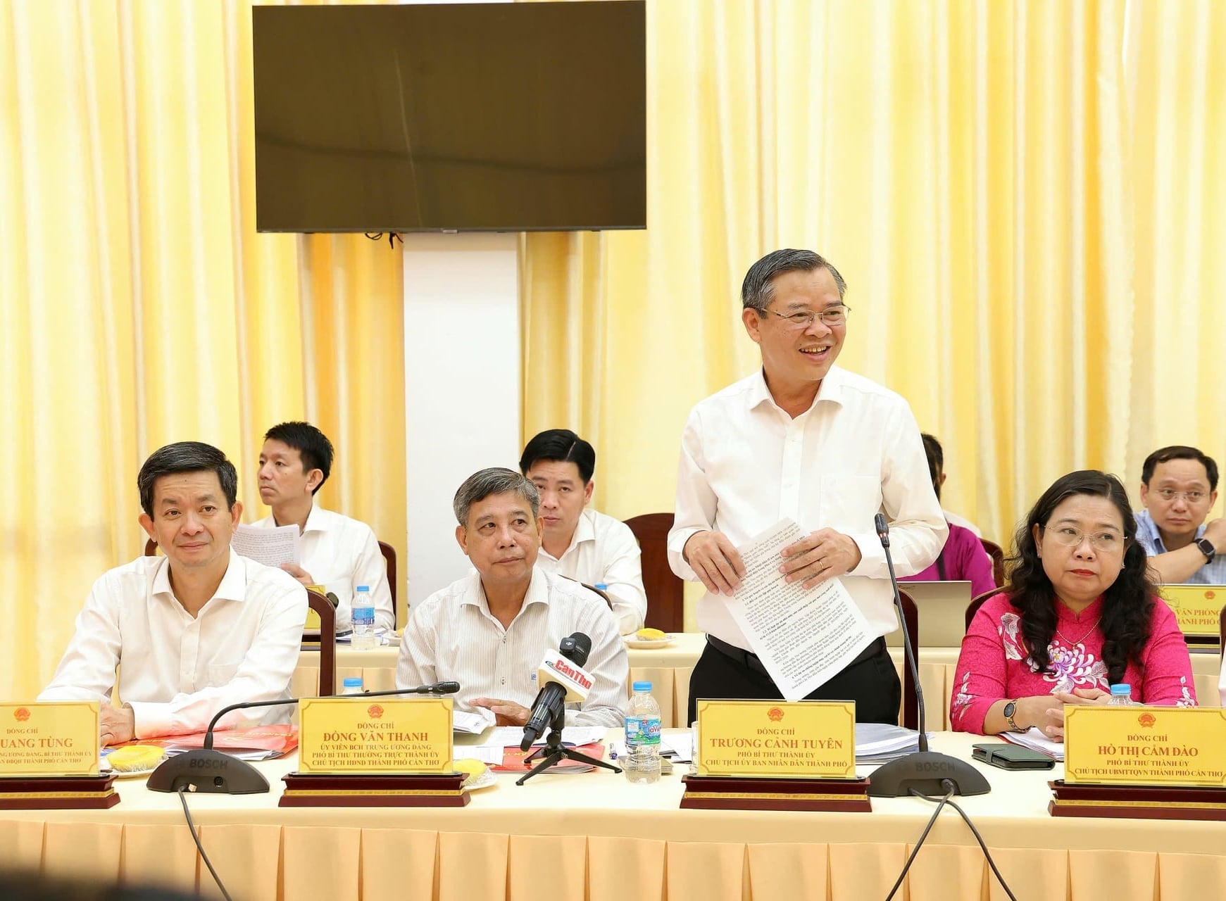 Ban Thường vụ Thành ủy Cần Thơ báo cáo một số nội dung phát triển kinh tế trọng tâm. Ảnh: Phạm Trung.