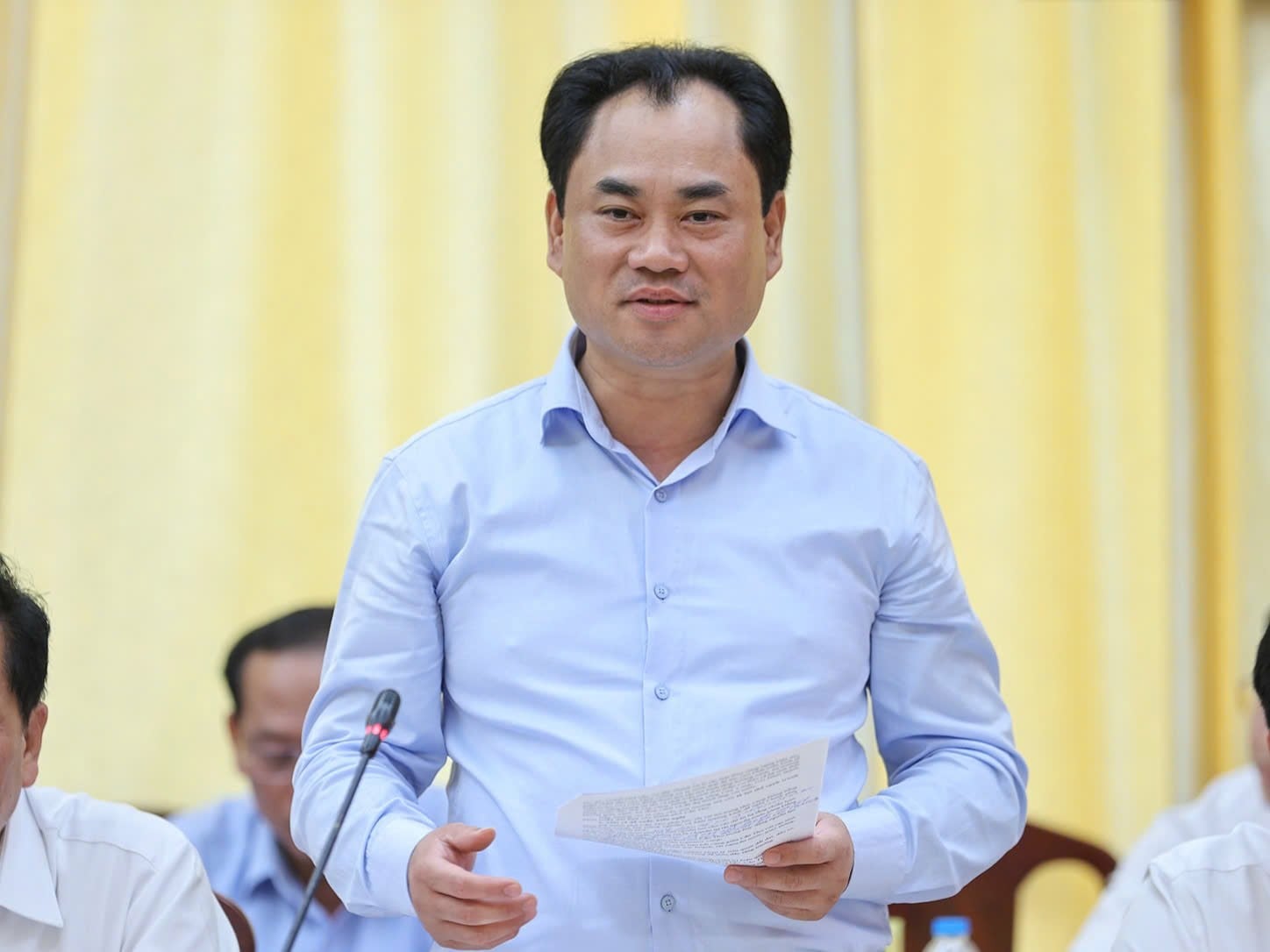 Bộ trưởng Bộ Nông nghiệp và Môi trường Trịnh Việt Hùng trao đổi một số vấn đề TP Cần Thơ phải tập trung thực hiện trong thời gian tới. Ảnh: Phạm Trung.