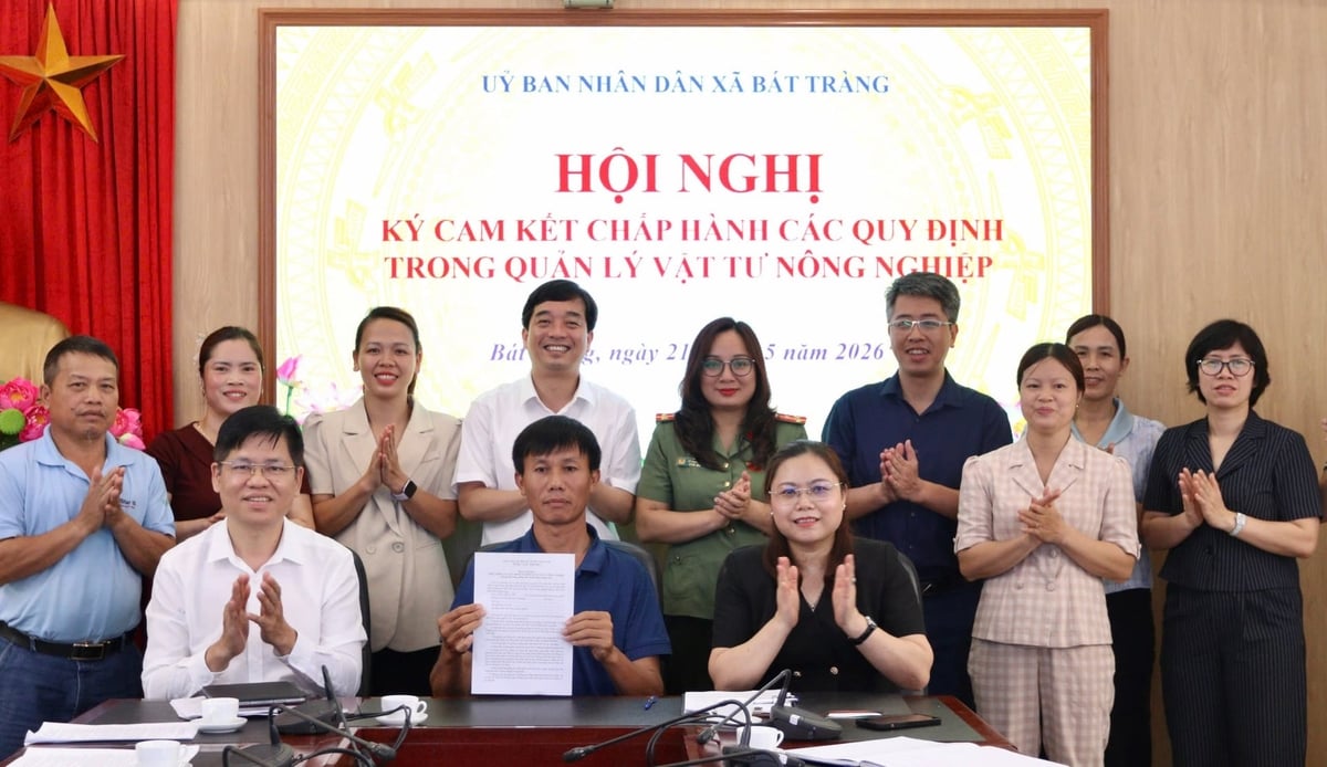 I rappresentanti dell'azienda a conduzione familiare firmano un impegno a rispettare le normative sul commercio di prodotti agricoli. Foto: Hoai Tho. Đại diện hộ kinh doanh ký bản cam kết thực hiện các quy định về buôn bán vật tư nông nghiệp. Ảnh: Hoài Thơ.