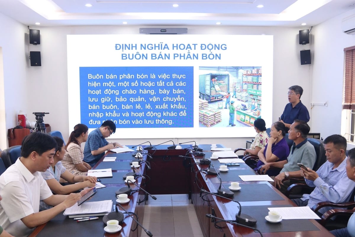 I rappresentanti del Dipartimento per la Produzione Vegetale e la Protezione delle Piante di Hanoi hanno presentato alcune informazioni relative alla gestione delle forniture agricole. Foto: Hoai Tho. Đại diện Chi Cục Trồng trọt và Bảo vệ thực vật Hà Nội trình bày một số nội dung liên quan đến công tác quản lý vật tư nông nghiệp. Ảnh: Hoài Thơ.