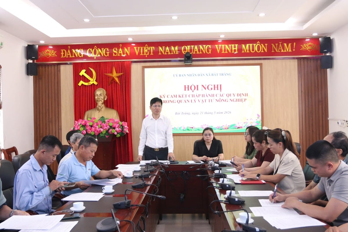 Il vicepresidente del Comitato popolare del comune di Bat Trang, Do Thanh Thuan, interviene alla conferenza. Foto: Hoai Tho. Phó Chủ tịch UBND xã Bát Tràng Đỗ Thành Thuận phát biểu tại Hội nghị. Ảnh: Hoài Thơ.