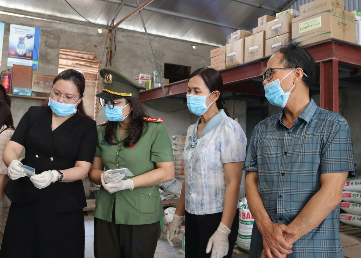 Rappresentanti di agenzie specializzate e organi di gestione statali hanno visitato direttamente diverse attività commerciali nel comune. Foto: Hoai Tho. Đại diện cơ quan chuyên môn, quản lý nhà nước trực tiếp tham quan một số cơ sở kinh doanh trên địa bàn xã. Ảnh: Hoài Thơ.