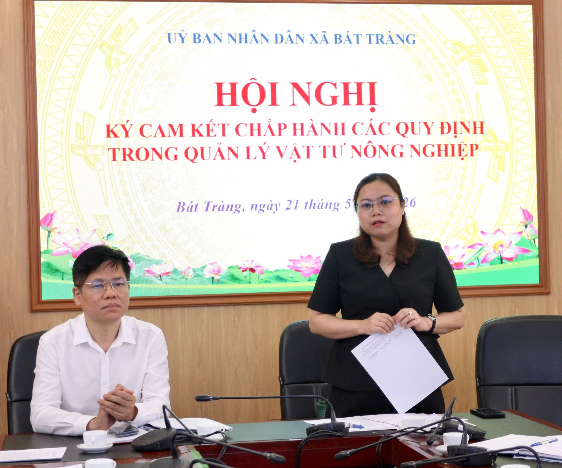 La signora Luu Thi Hang, responsabile del Dipartimento per la produzione agricola e la protezione delle piante di Hanoi, ha sottolineato che la firma di impegni e protocolli d'intesa mira a rafforzare la responsabilità delle aziende fornitrici di input agricoli nel rispetto delle normative vigenti. Foto: Hoai Tho. Bà Lưu Thị Hằng, Chi cục trưởng Chi cục Trồng trọt và Bảo vệ thực vật Hà Nội nhấn mạnh rằng việc ký cam kết và biên bản ghi nhớ nhằm nâng cao trách nhiệm của các cơ sở kinh doanh vật tư nông nghiệp trong chấp hành quy định pháp luật. Ảnh: Hoài Thơ.