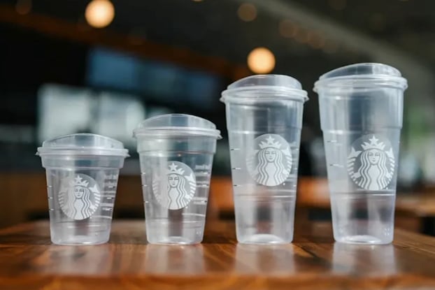 Bicchiere di plastica di Starbucks. (Immagine a scopo illustrativo.) Ly nhựa Starbucks. Ảnh minh họa.